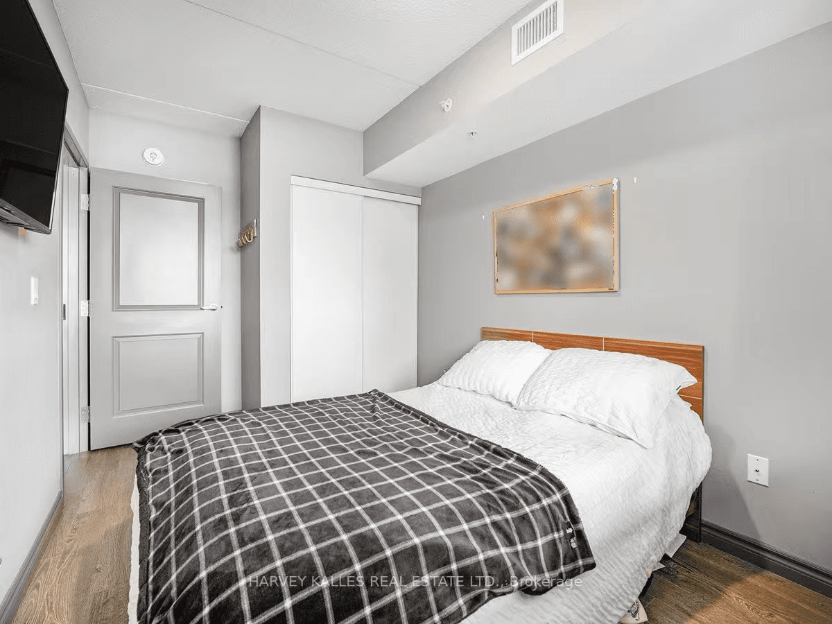 UPLUS Condo Near Waterloo Campus - Loft image 9
